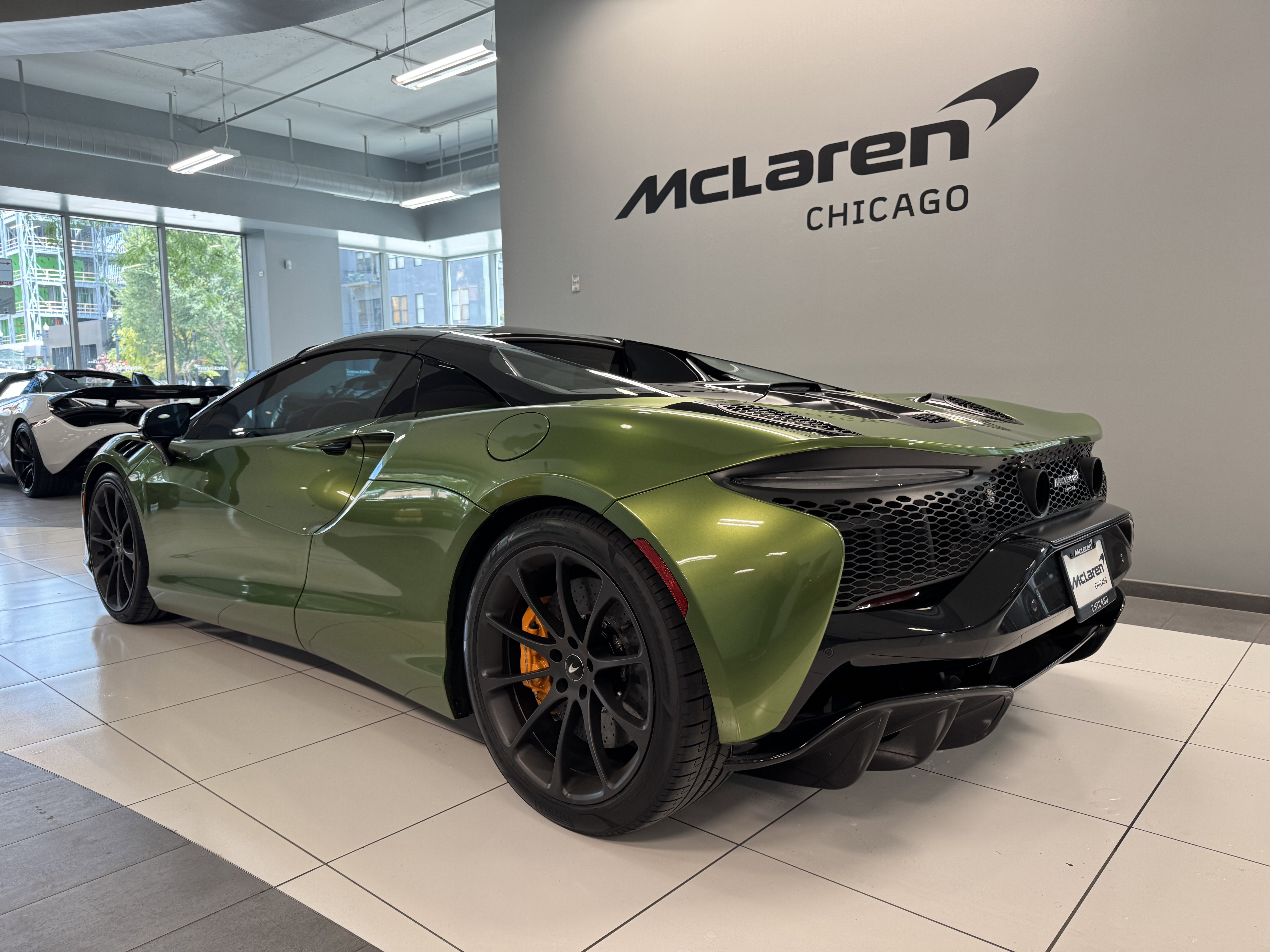 Used 2025 McLaren Artura Spider image 4