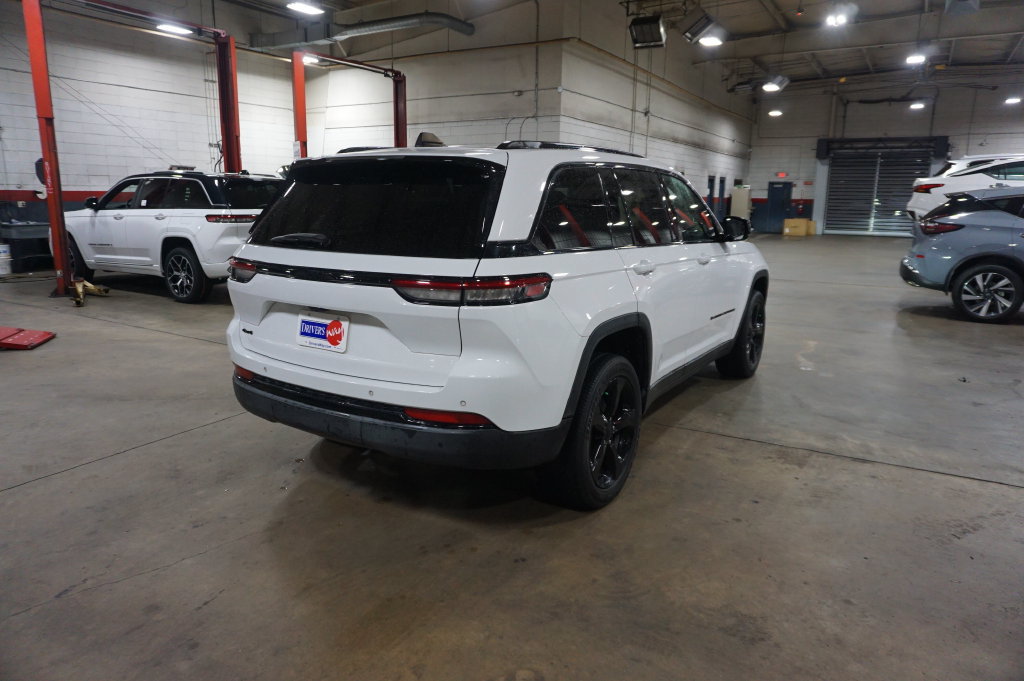 Used 2023 Jeep Grand Cherokee Altitude AWD/4WD image 22