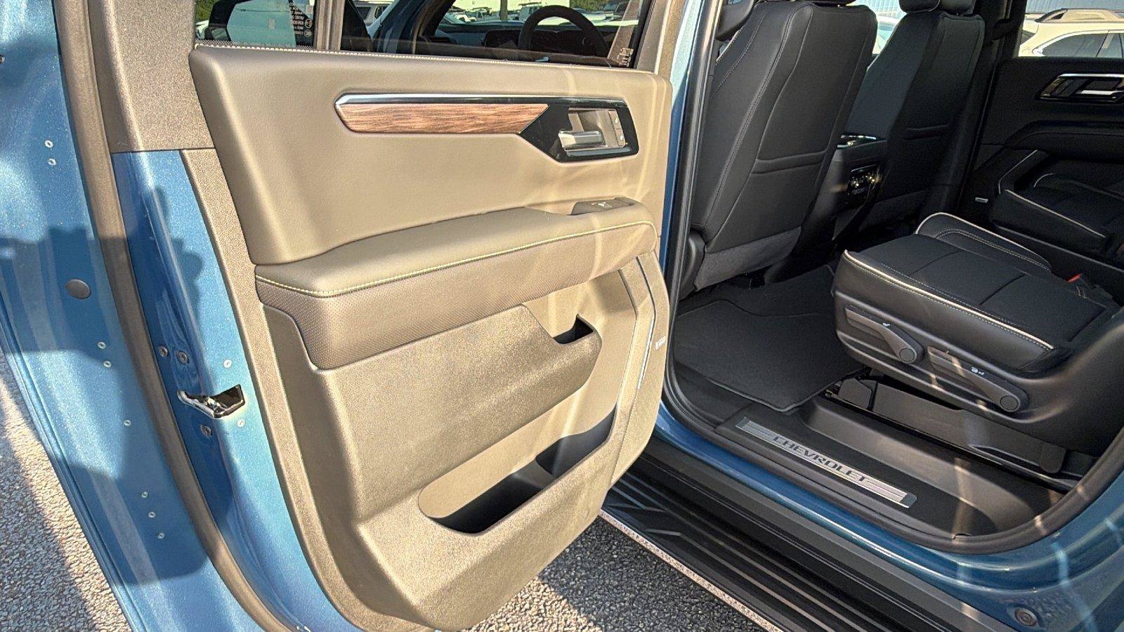 New 2026 Chevrolet Suburban Premier w/ Sun And Tow Package AWD/4WD image 18