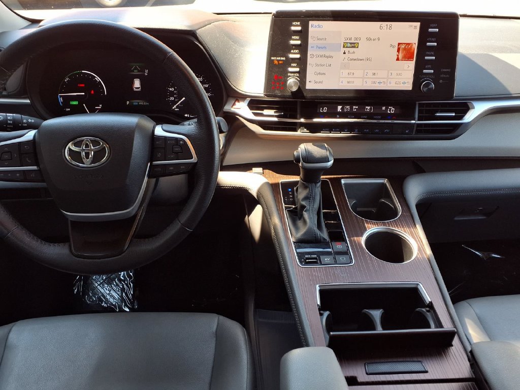 Certified 2024 Toyota Sienna XLE FWD image 31