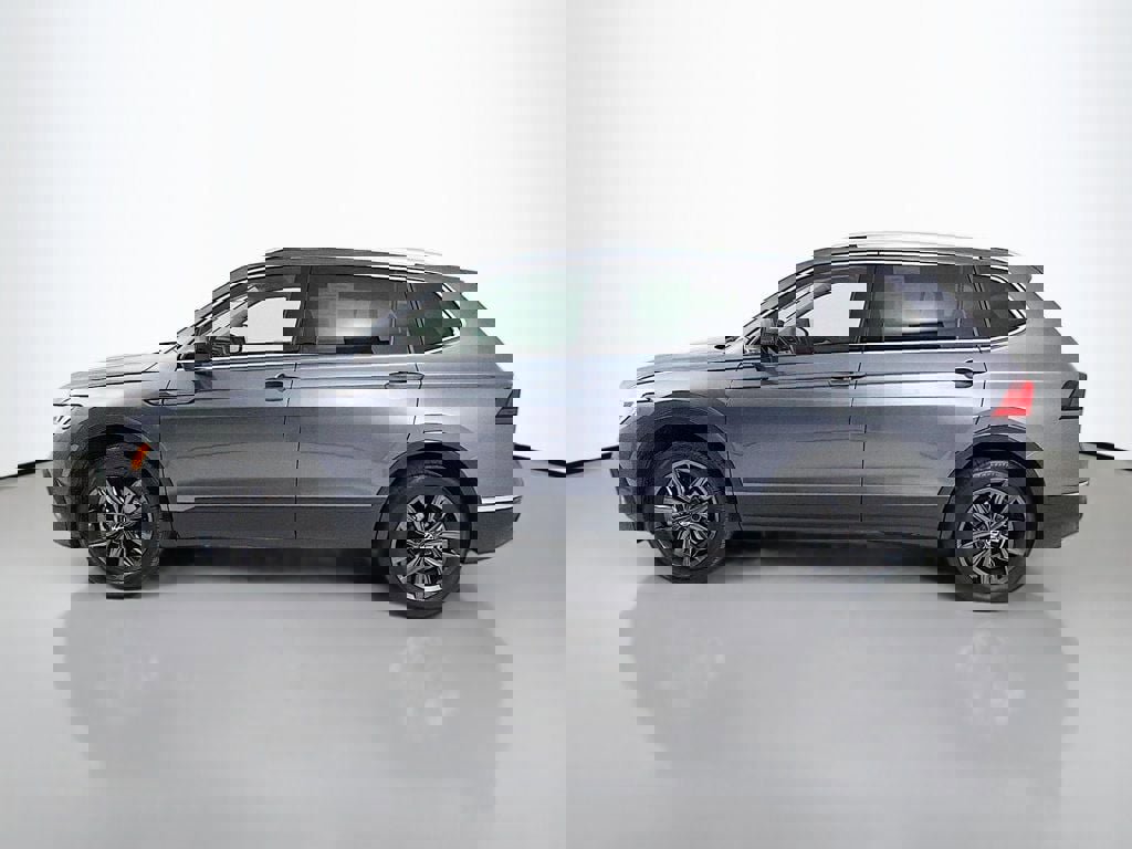 Used 2023 Volkswagen Tiguan SE FWD image 4