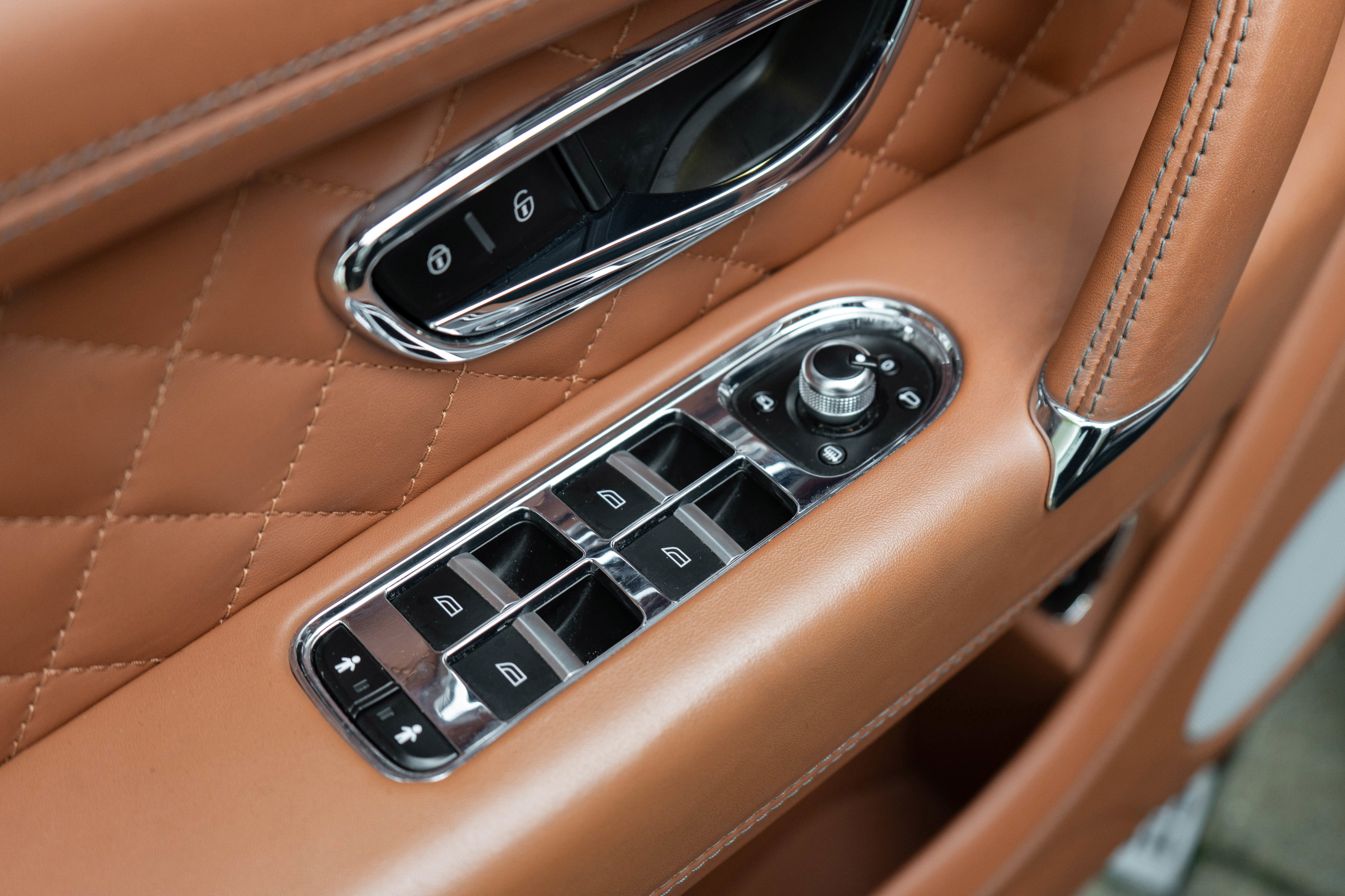 Used 2017 Bentley Bentayga image 12