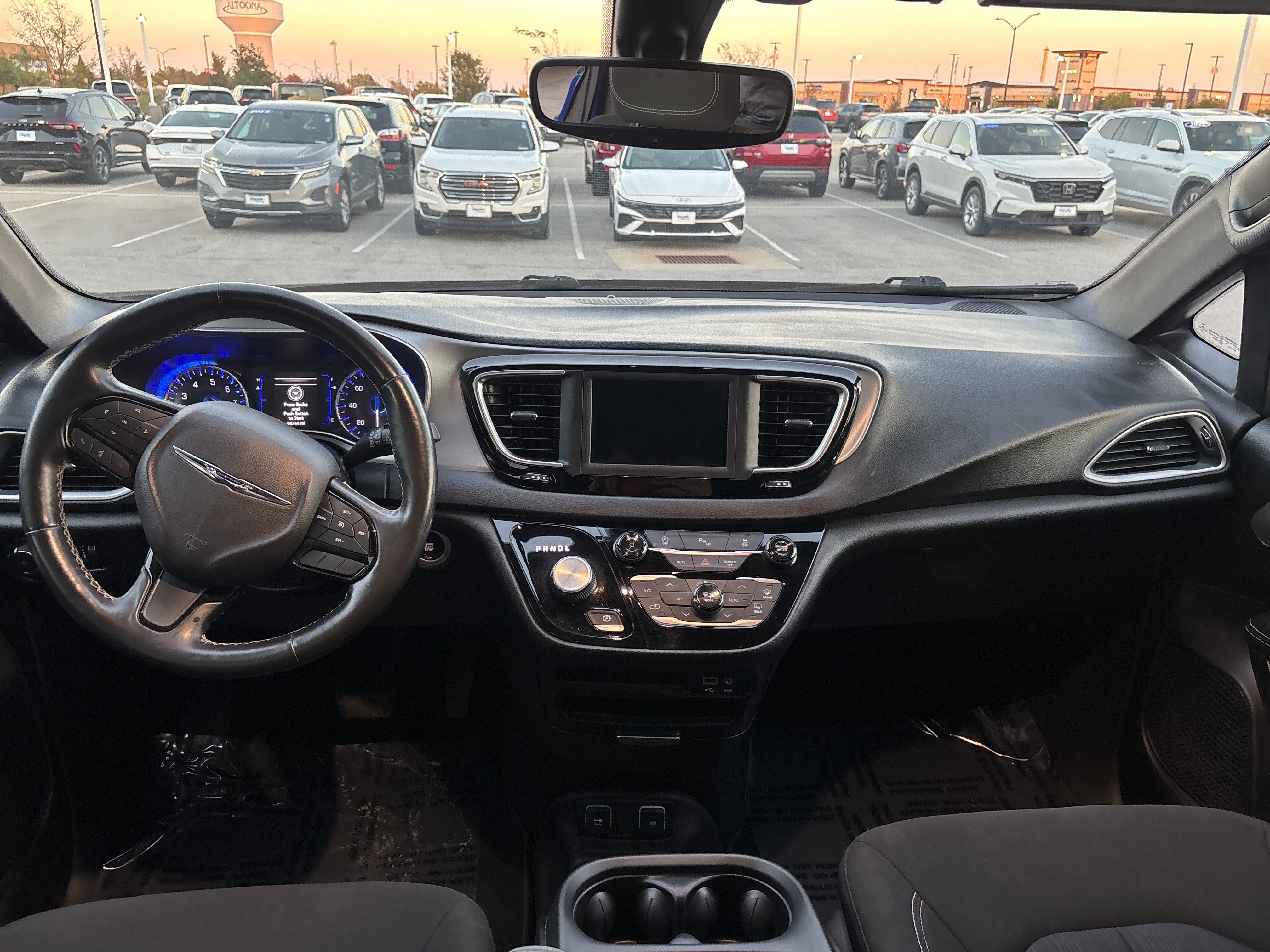 Used 2020 Chrysler Pacifica Touring w/ S Appearance Package FWD image 11