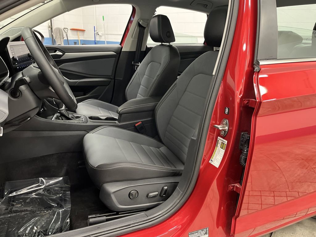Used 2025 Volkswagen Jetta SE w/ Sunroof Package image 4