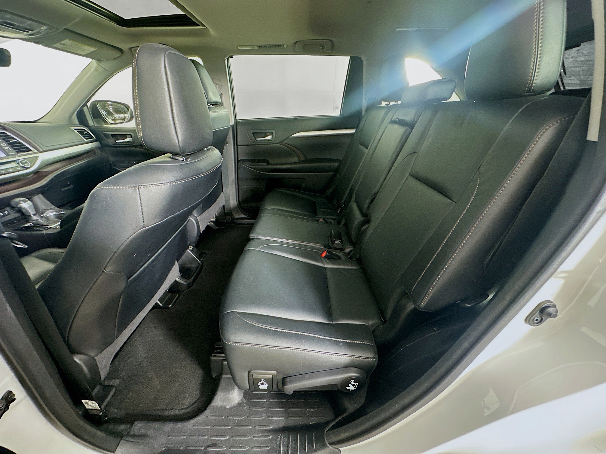 Used 2018 Toyota Highlander XLE FWD image 28