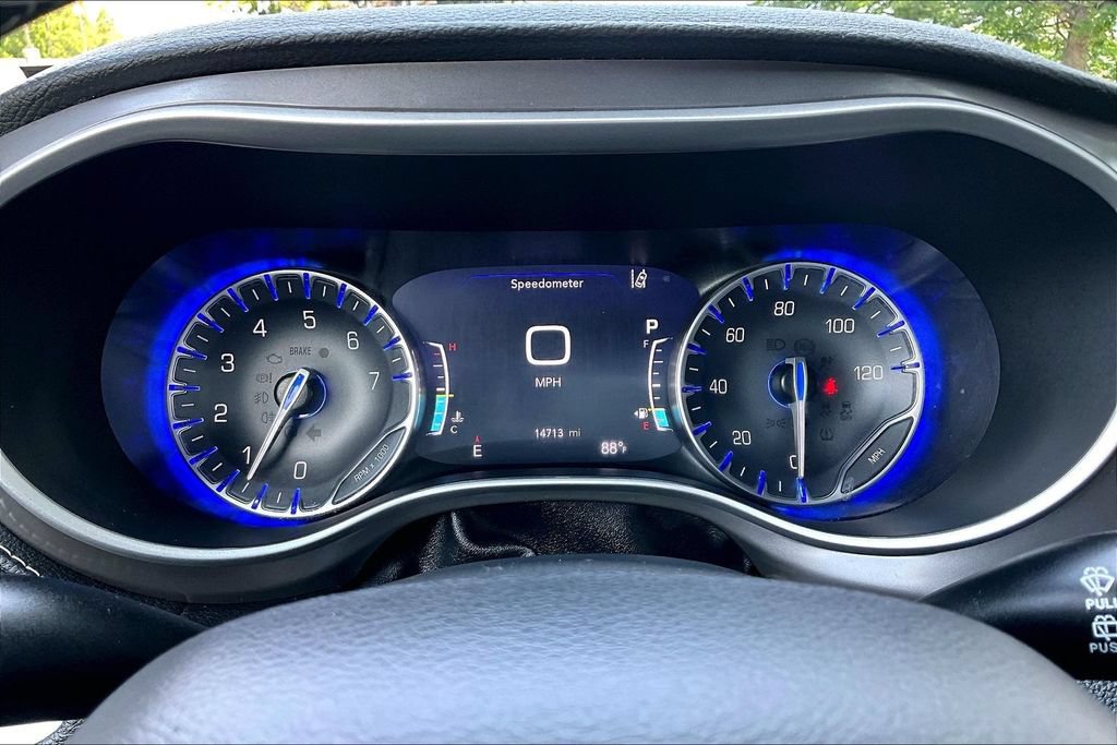Used 2025 Chrysler Pacifica Select AWD/4WD image 13