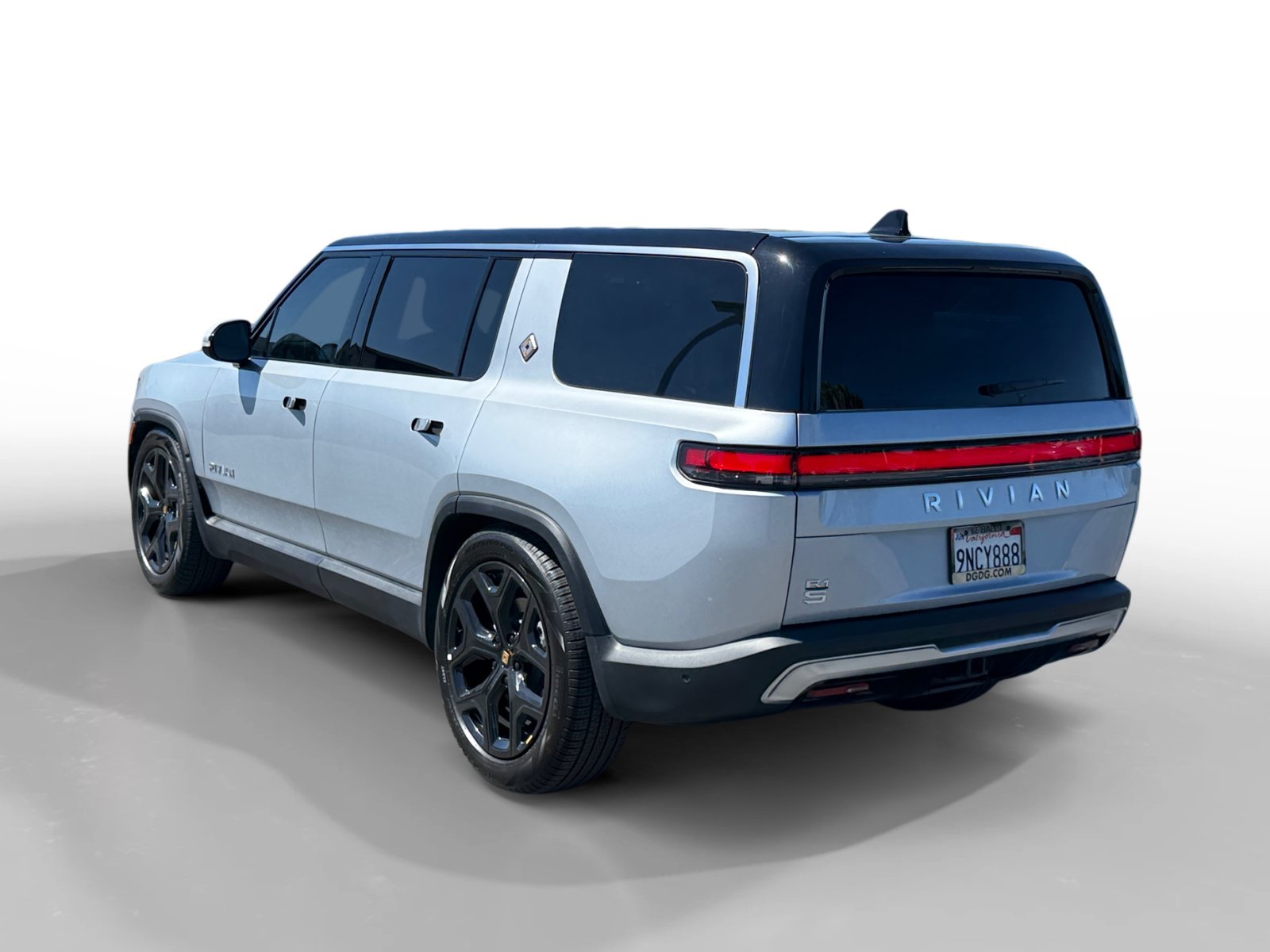 Used 2024 Rivian R1S Adventure Dual AWD/4WD image 3