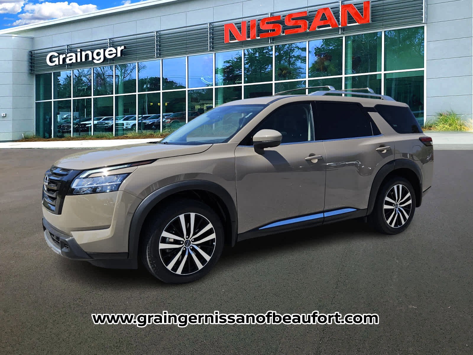 Used 2023 Nissan Pathfinder Platinum w/ Black Appearance Package image 2