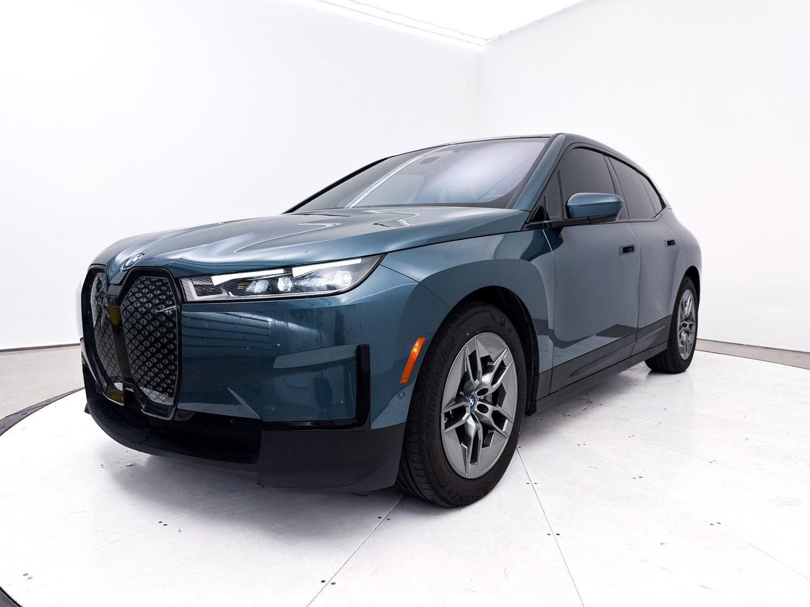 Used 2022 BMW iX xDrive50 w/ Premium Package image 15