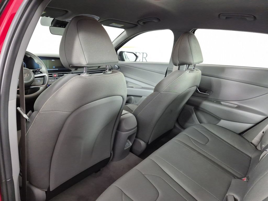 Used 2025 Hyundai Elantra SEL FWD image 33