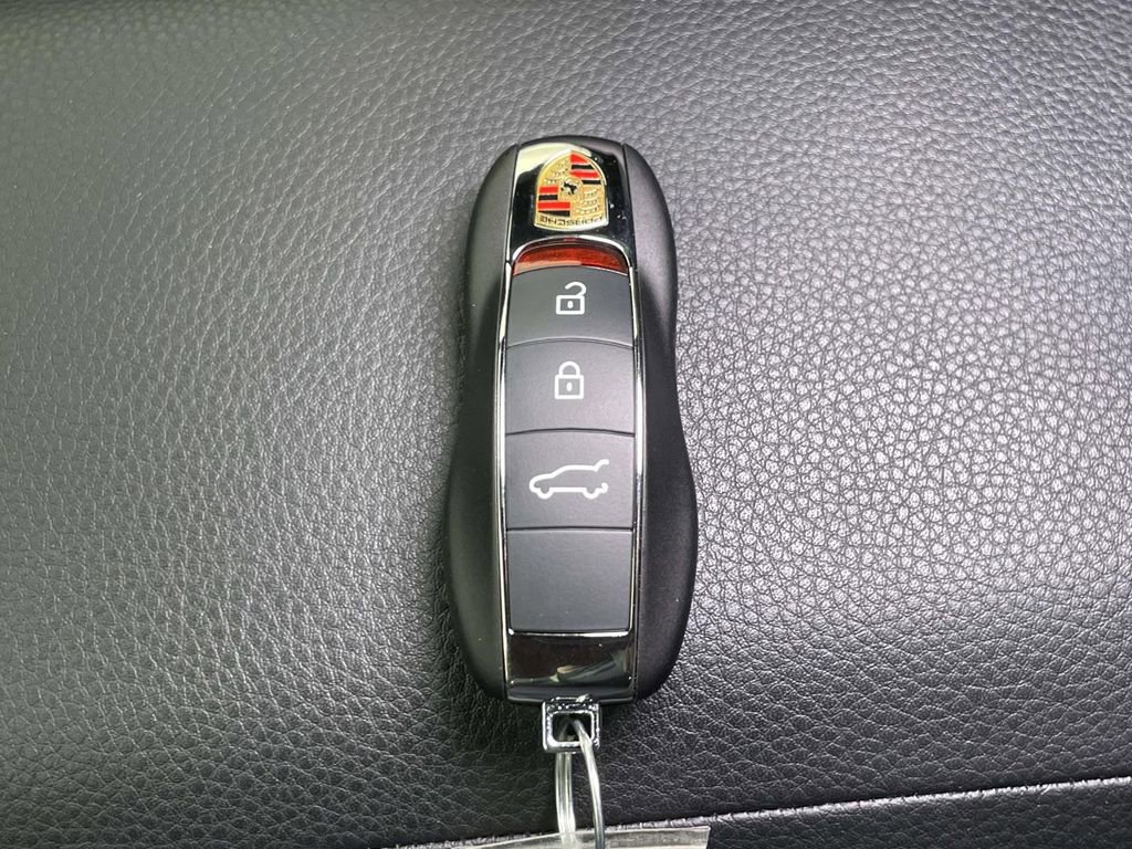 Certified 2025 Porsche Macan AWD/4WD image 45