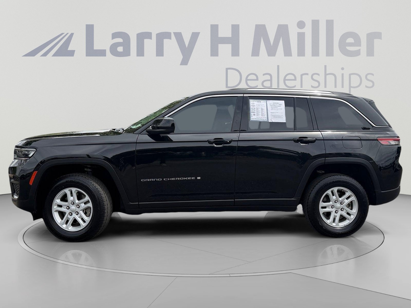 Used 2023 Jeep Grand Cherokee Laredo AWD/4WD image 2