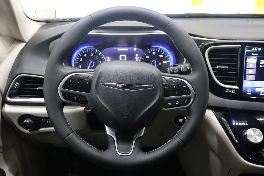 Used 2024 Chrysler Pacifica Touring-L image 23