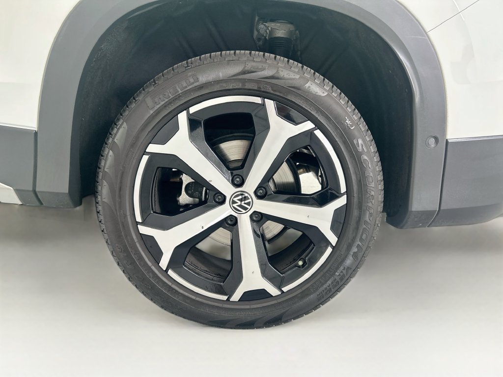 Used 2025 Volkswagen Tiguan SE FWD image 29