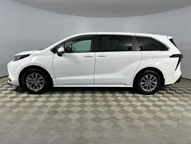 Used 2025 Toyota Sienna LE AWD/4WD image 4