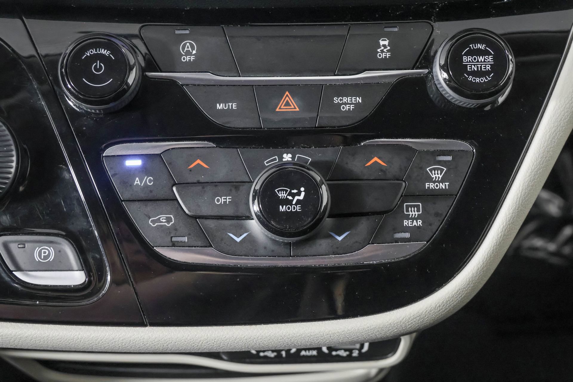 Used 2022 Chrysler Voyager LX image 30