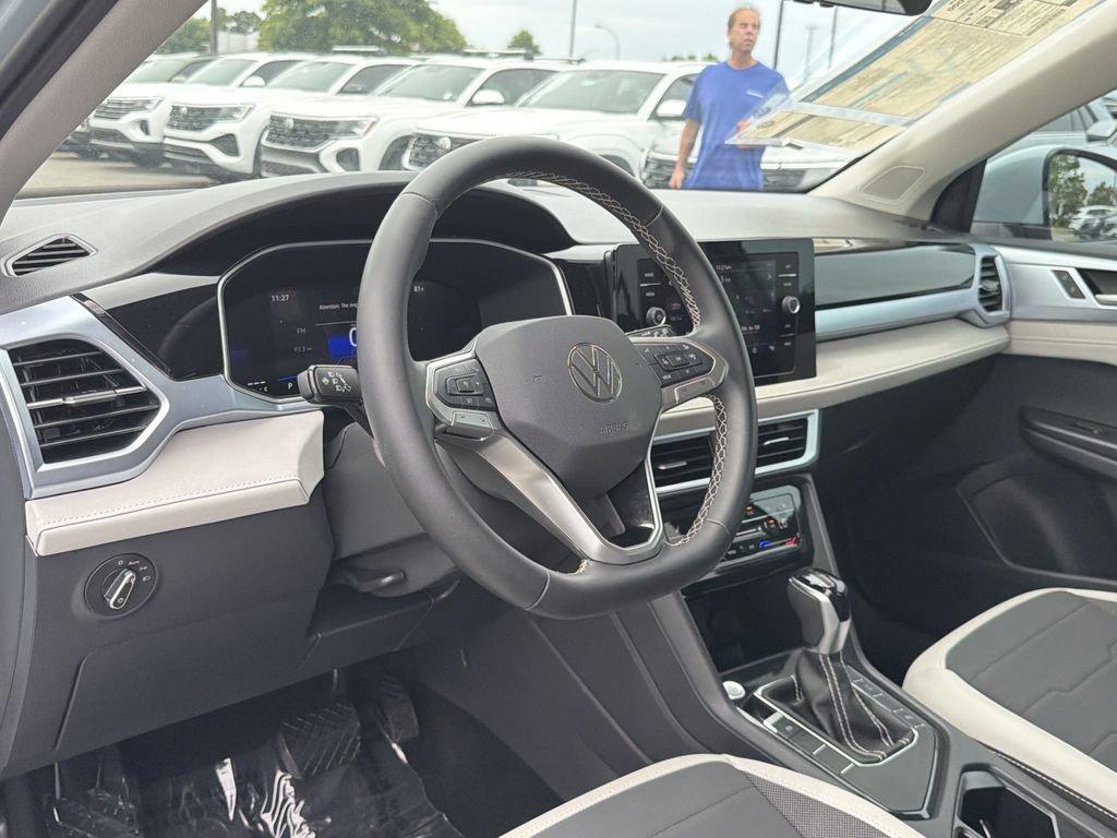 Used 2025 Volkswagen Taos SE FWD image 10