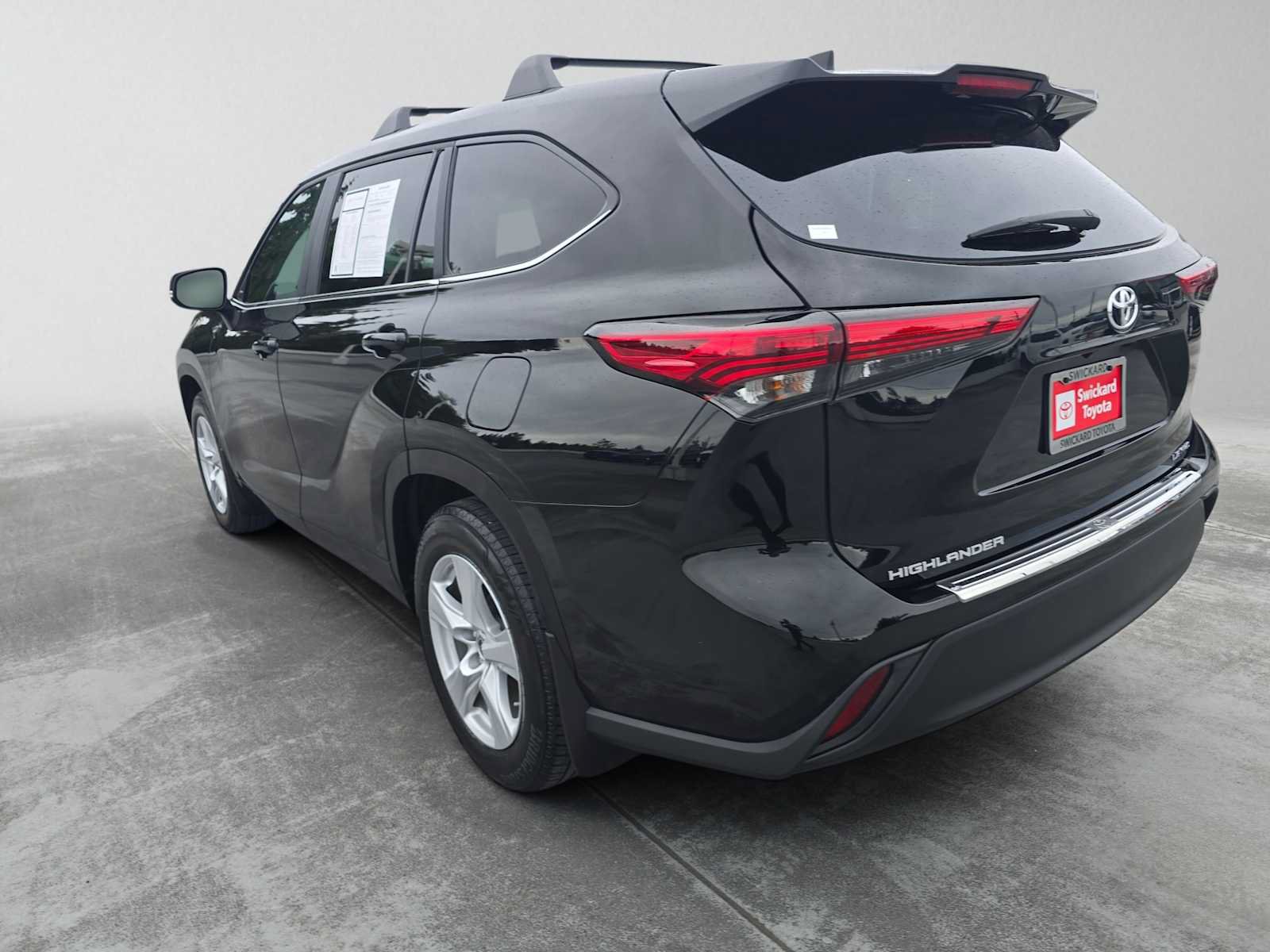 Used 2023 Toyota Highlander LE AWD/4WD image 5
