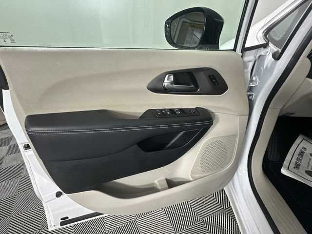 Used 2024 Chrysler Pacifica Touring-L FWD image 20