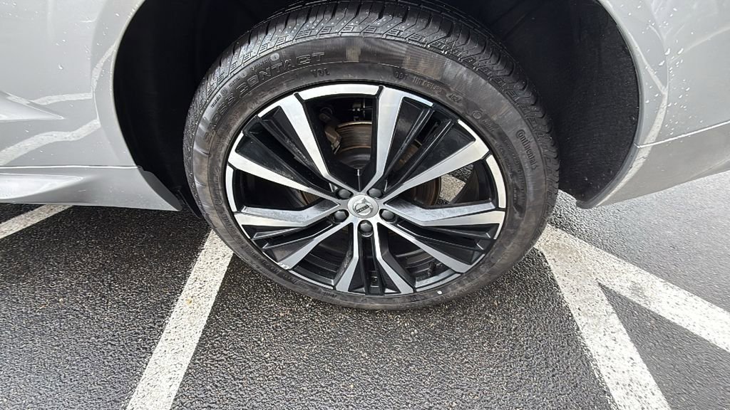 Certified 2025 Volvo XC60 B5 Plus image 30