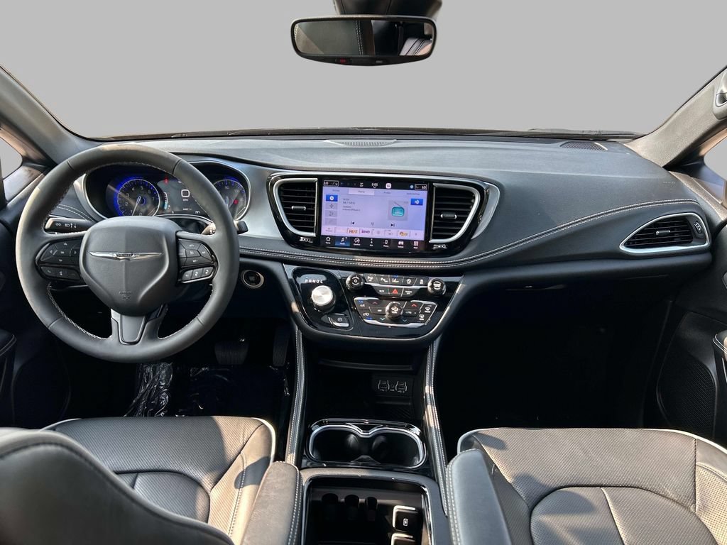 Used 2025 Chrysler Pacifica Limited FWD image 26