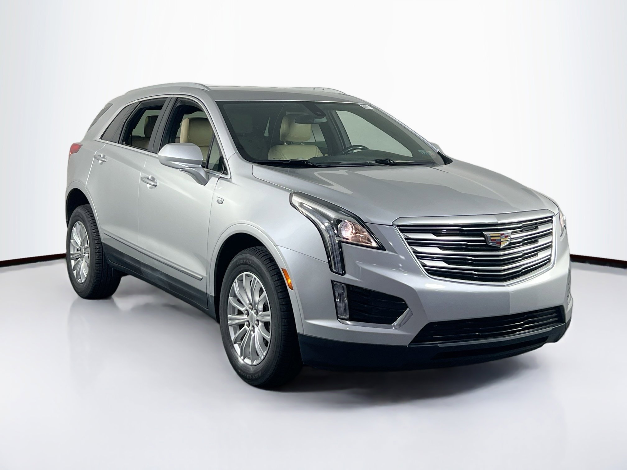 Used 2018 Cadillac XT5 AWD image 3