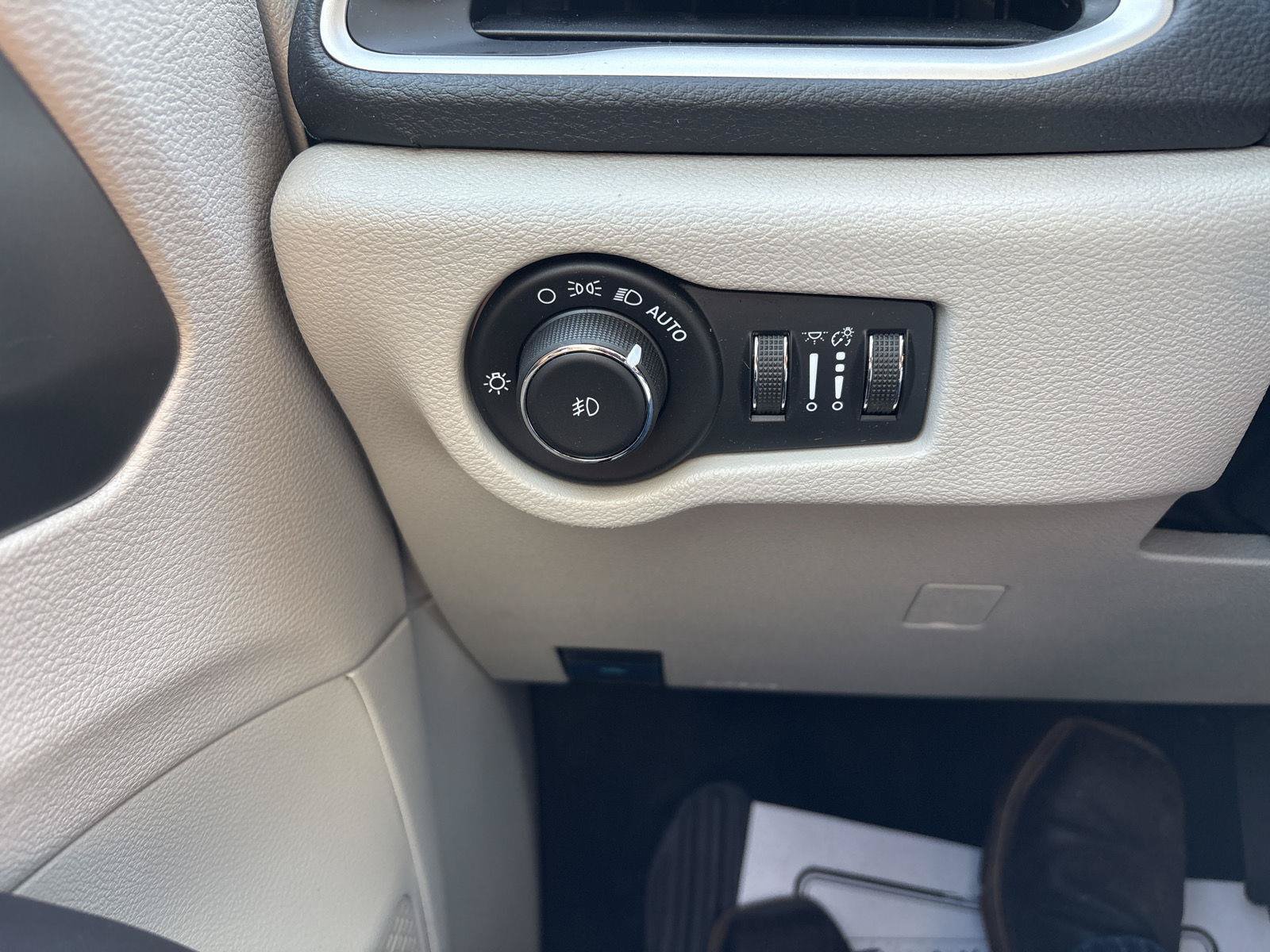 Used 2021 Chrysler Pacifica Touring FWD image 21