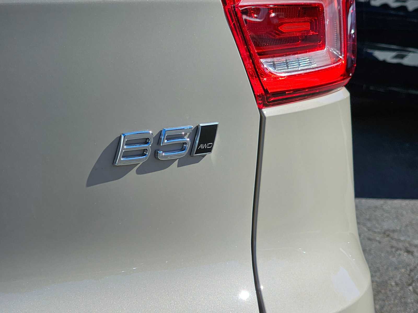 New 2025 Volvo XC40 B5 Plus w/ Climate Package image 15