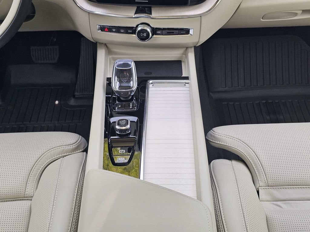 New 2026 Volvo XC60 T8 Ultra w/ Protection Package Premier AWD/4WD image 18