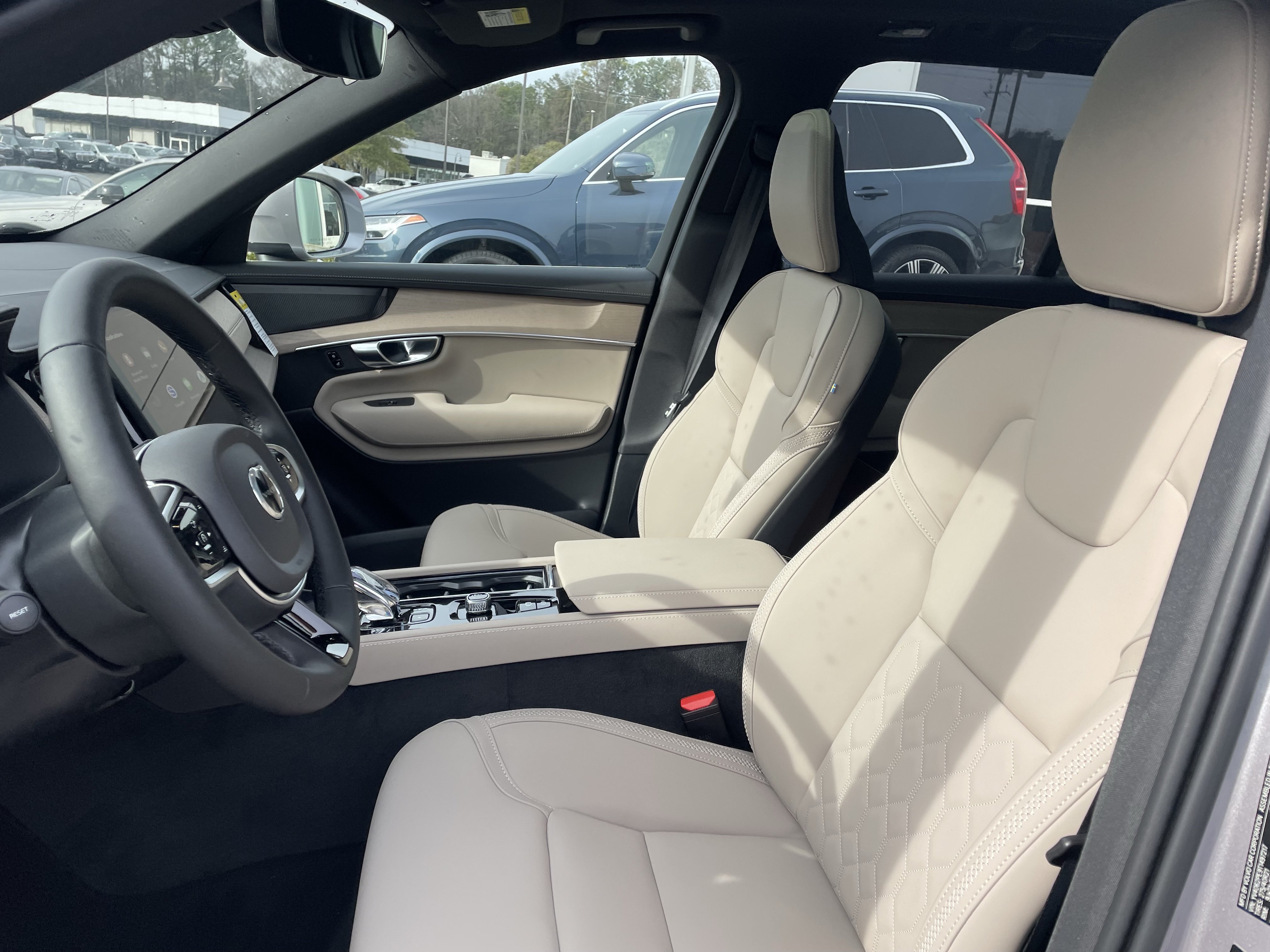 New 2026 Volvo XC90 B6 Plus w/ Protection Package Premier AWD/4WD image 15