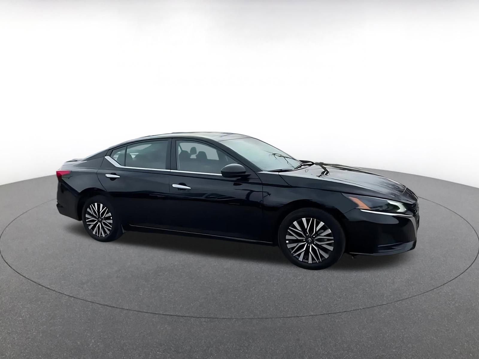 Used 2025 Nissan Altima 2.5 SV image 2