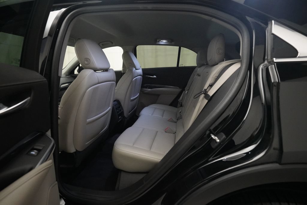 Used 2020 Cadillac XT4 Luxury w/ Cold Weather Package AWD/4WD image 15