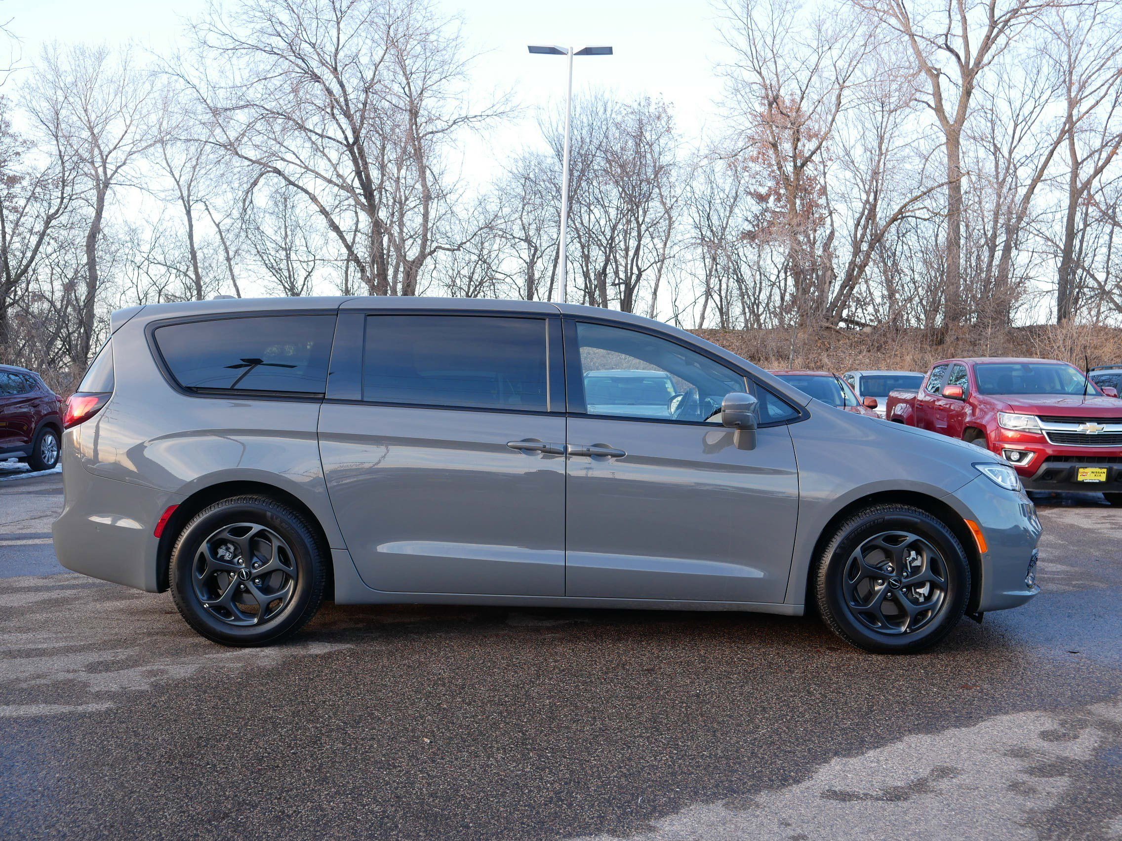 Used 2022 Chrysler Pacifica Limited w/ Uconnect Theater Family Group image 46