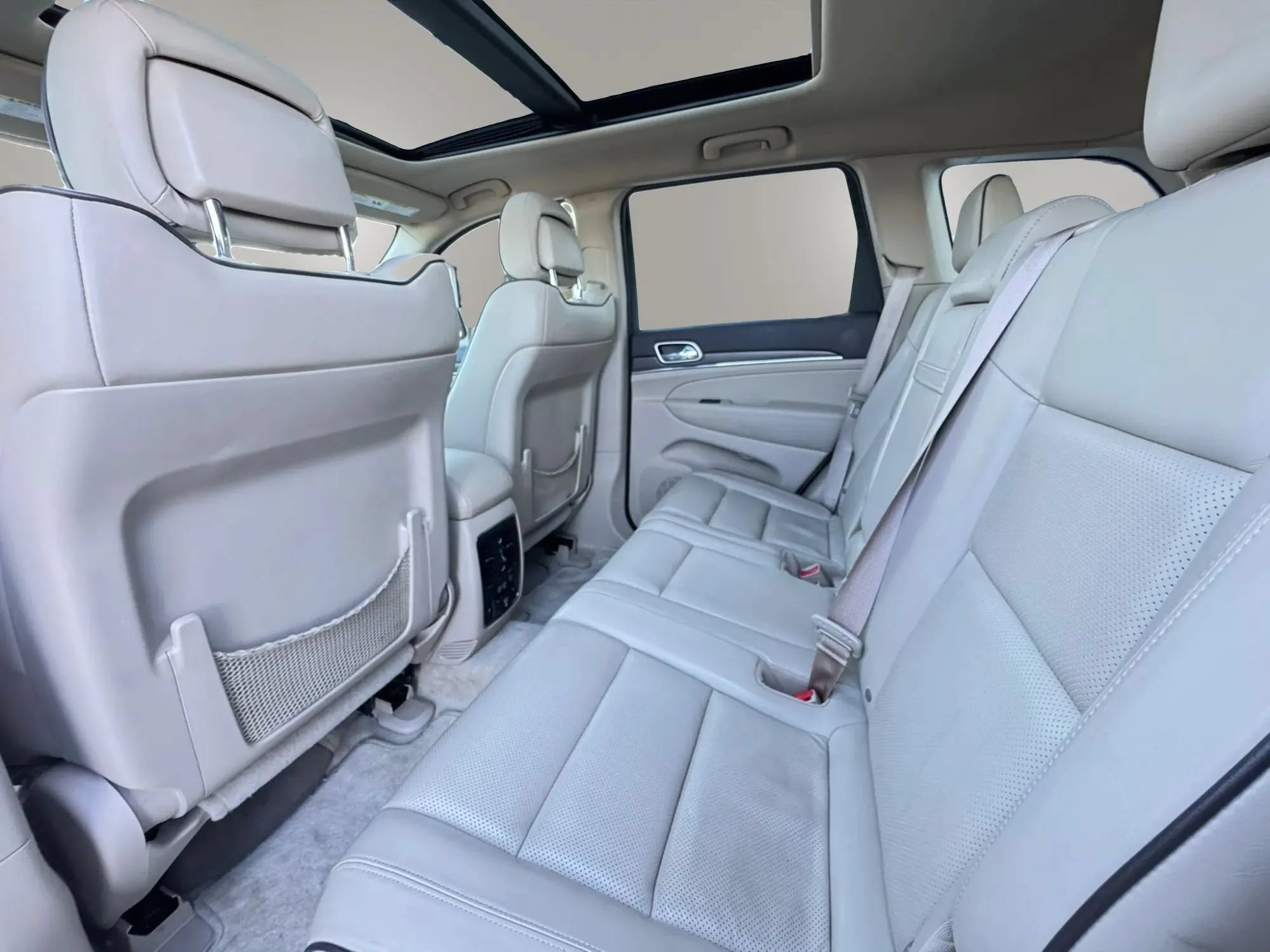 Used 2015 Jeep Grand Cherokee Overland RWD image 13