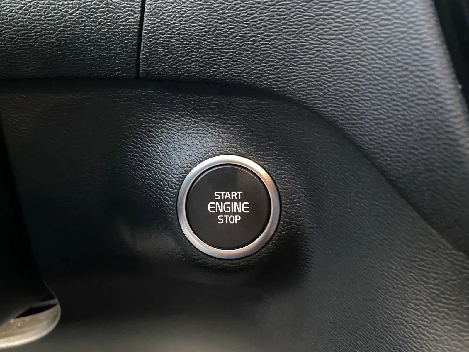 Used 2025 Volvo XC40 B5 Core image 16