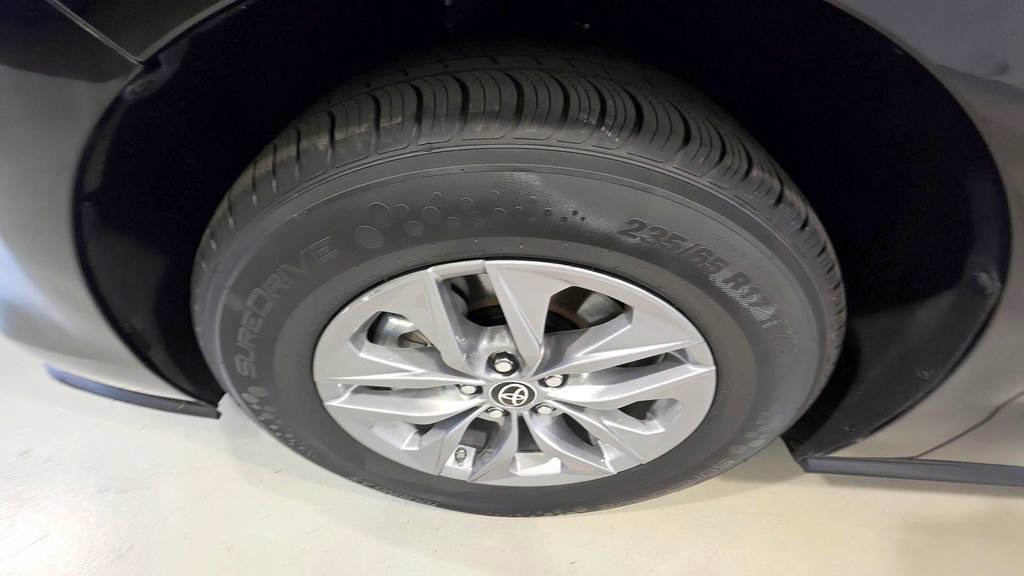 Used 2024 Toyota Sienna XLE image 14