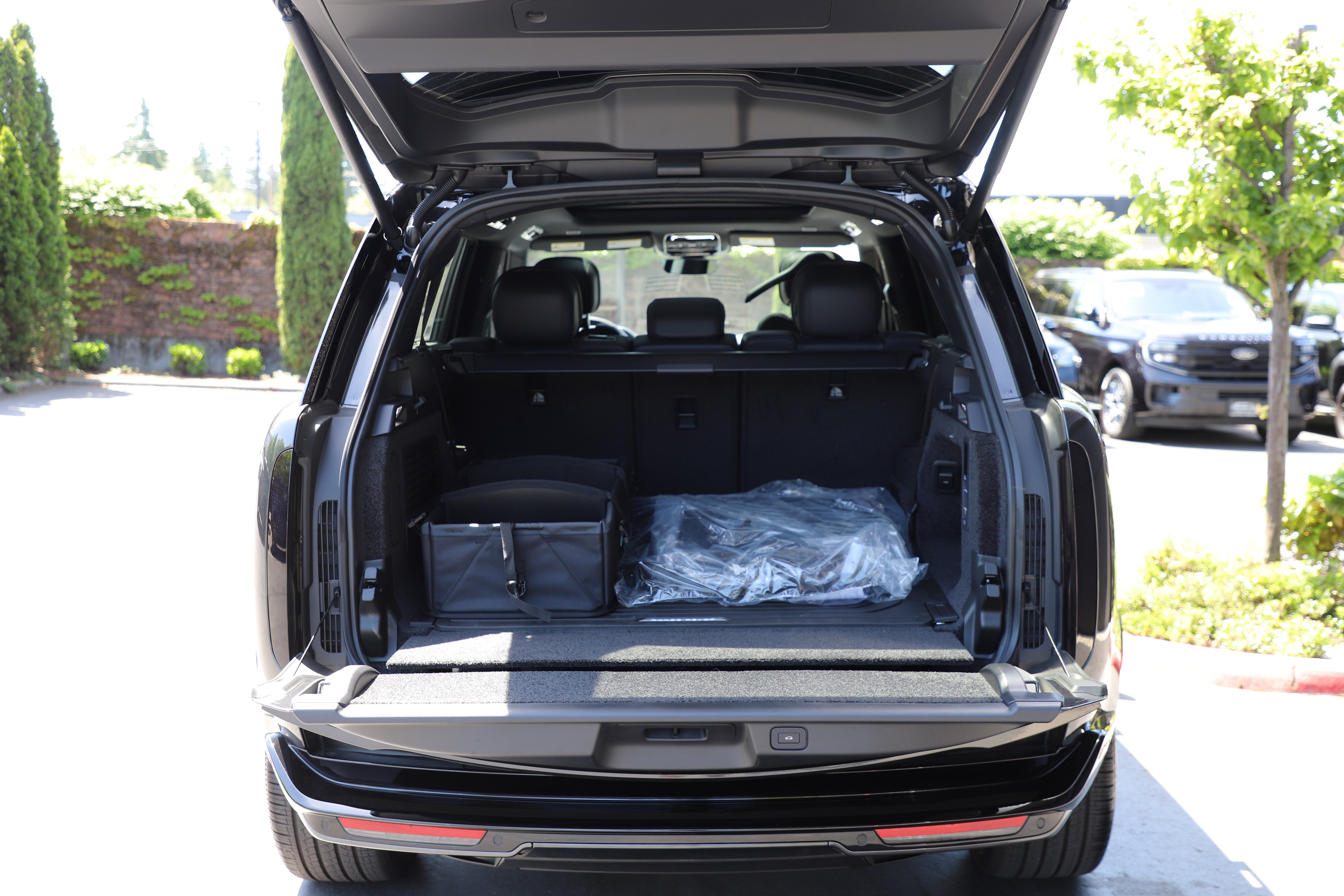 New 2026 Land Rover Range Rover Long Wheelbase SE AWD/4WD image 16