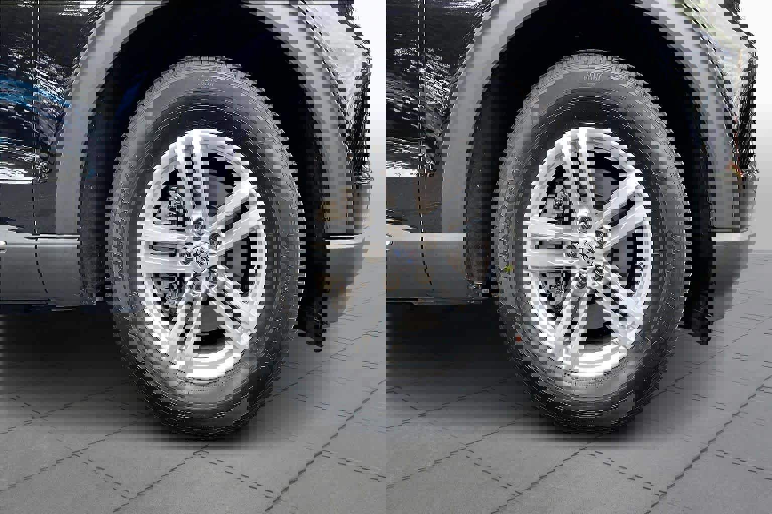 Used 2023 Ford Explorer XLT image 10