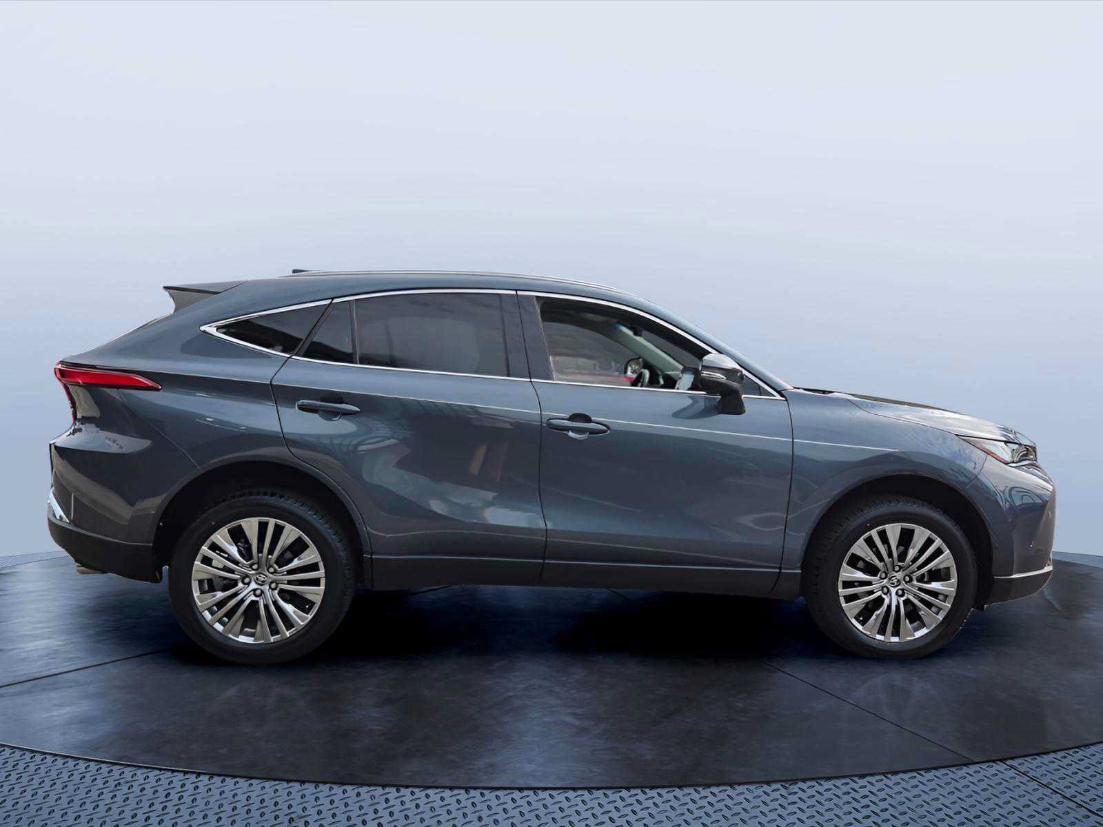 Used 2022 Toyota Venza XLE AWD/4WD image 3