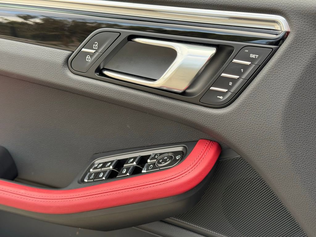 Used 2025 Porsche Macan image 27