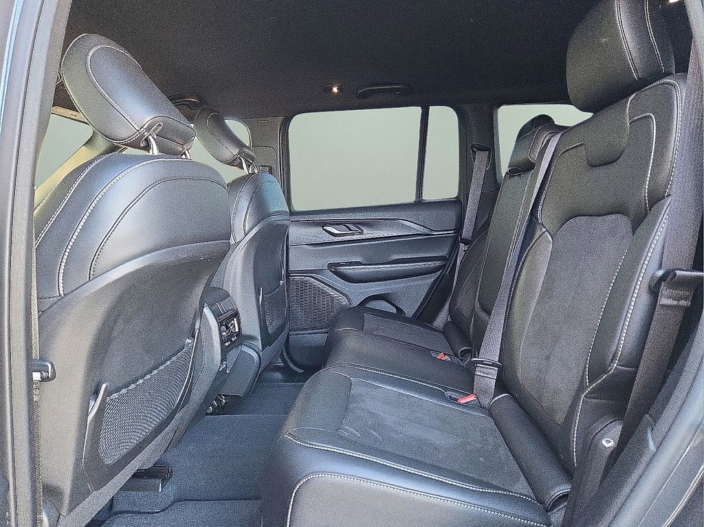 Used 2023 Jeep Grand Cherokee Altitude image 16