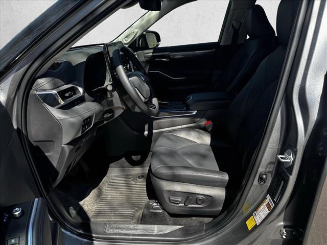 Used 2025 Toyota Highlander Platinum AWD/4WD image 11