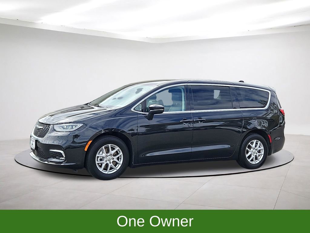 Used 2023 Chrysler Pacifica Touring-L image 3