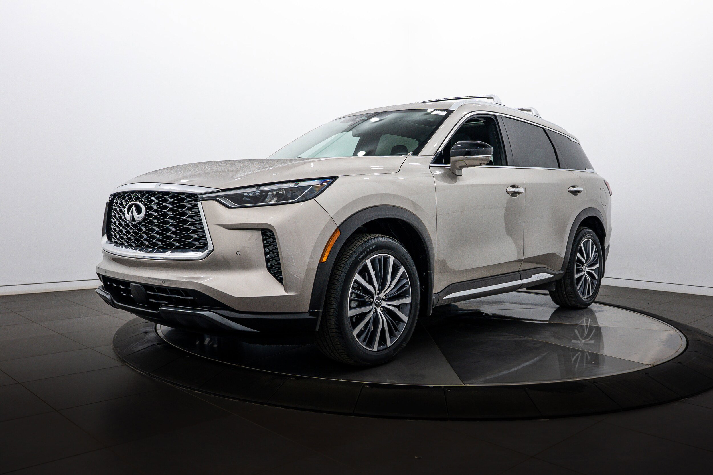 Used 2023 INFINITI QX60 Sensory w/ Vision Package AWD/4WD image 7
