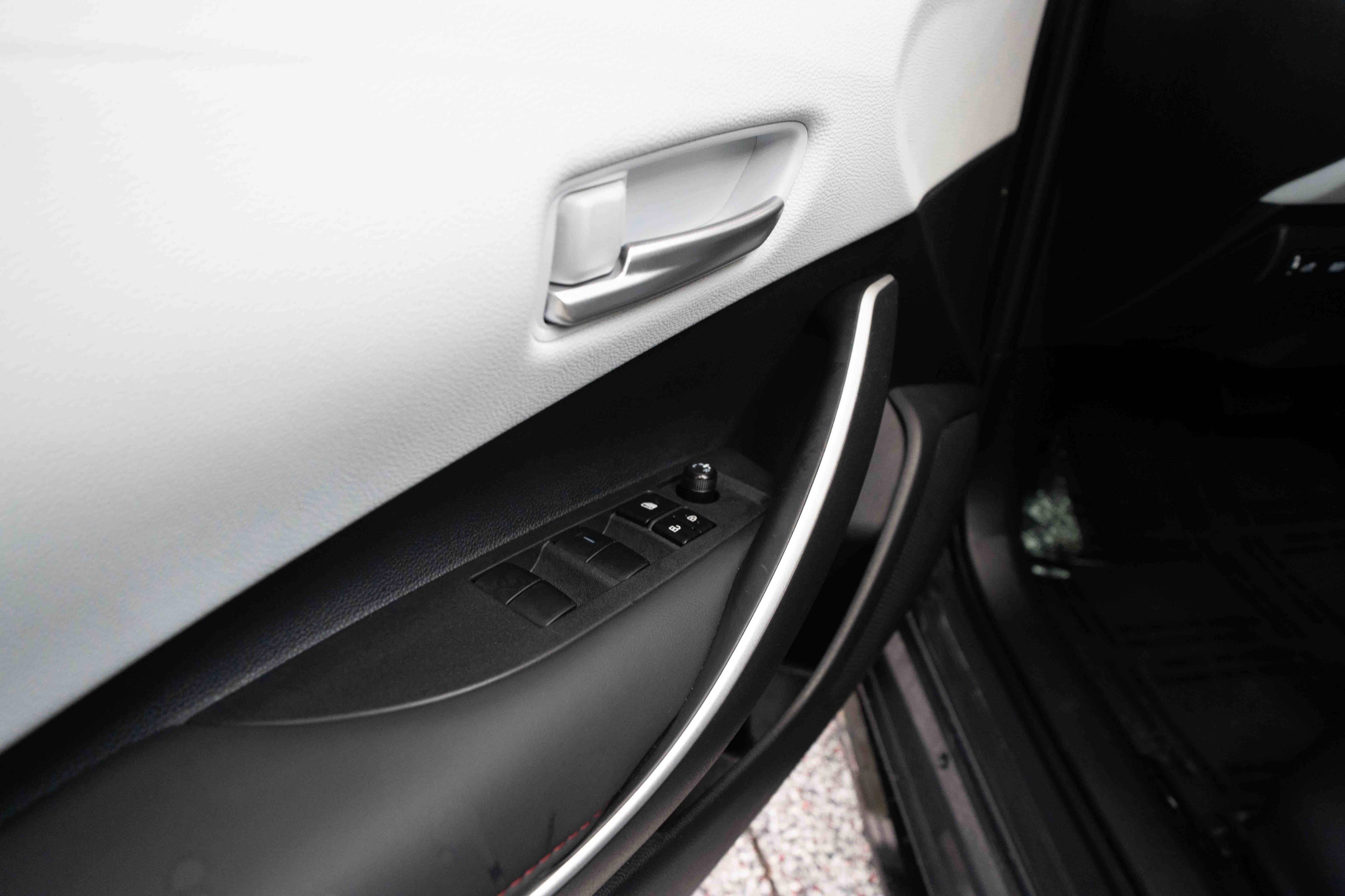 Certified 2025 Toyota Corolla SE w/ SE Premium Package image 8