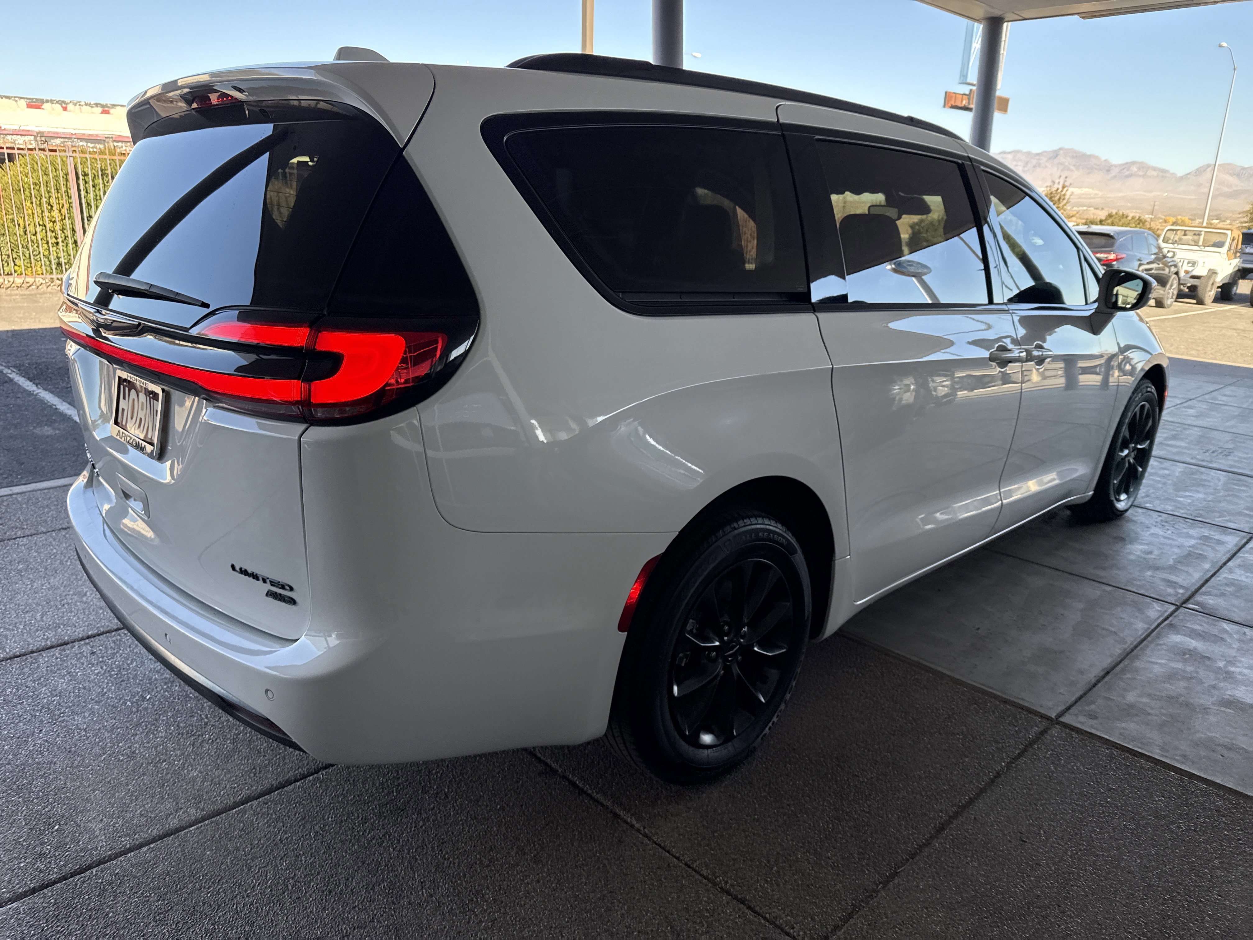 Used 2021 Chrysler Pacifica Limited w/ S Appearance Package image 4