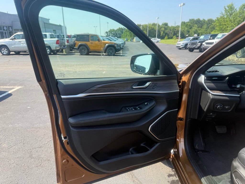New 2026 Jeep Grand Cherokee L Limited AWD/4WD image 11