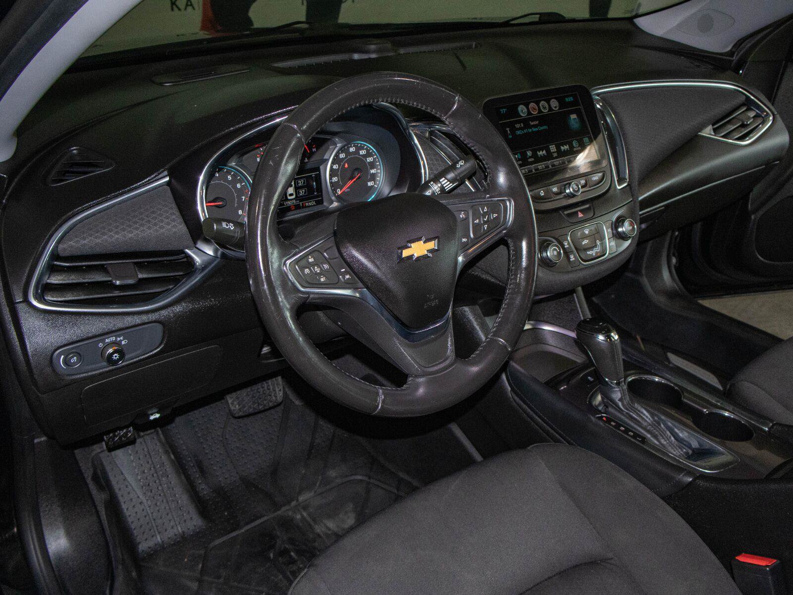 Used 2018 Chevrolet Malibu LT w/ Driver Confidence Package FWD image 5