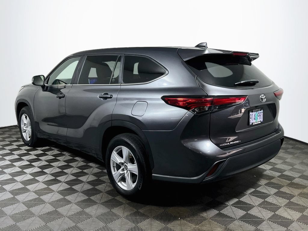 Used 2023 Toyota Highlander LE FWD image 5