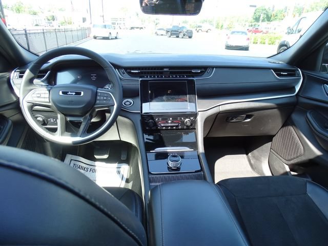 Used 2025 Jeep Grand Cherokee Altitude AWD/4WD image 9